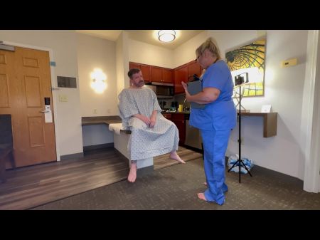 Freche Krankenschwester Venus bekommt eine Spermienprobe vom Patienten 