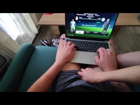 Meu parceiro quer jogar FIFA, mas tenho outro plano que quero brincar com seu pau 