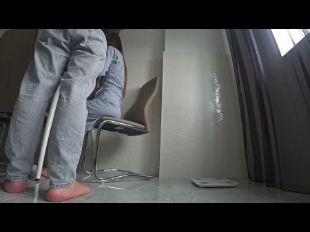 Hacer Trampa En Una Relación. La Esposa Se Folla A Una Amiga Mientras Su Esposo Está En El Trabajo ... 