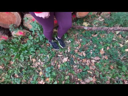 Legen Sie Sich Auf Diesen Holzstapel. Ich Möchte Sie Nackte Muschi Schlagen 