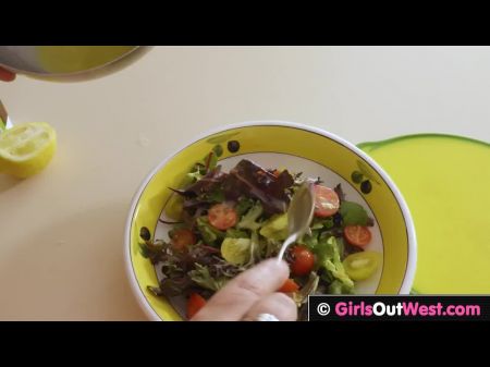 متعرج شعر مثليه ومشرق اللعنة في المطبخ 