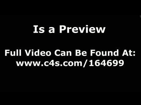 باستخدام قدميها ، بعقب وتسليم الفم 