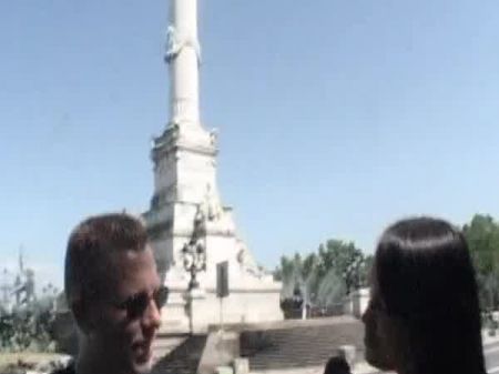 Gata alegre da França é fodida na floresta 