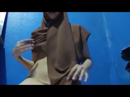 头巾中的美丽女孩扮演猫直到撒尿