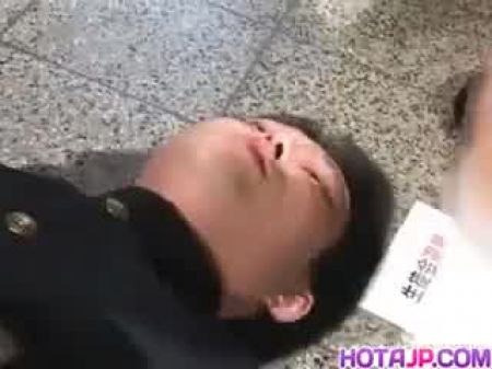 可爱的Youko靠近铁杆