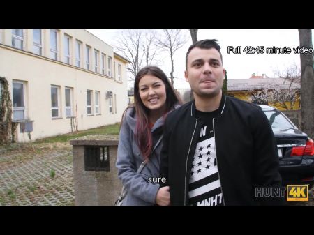Hunt4K. Buceta gostosa está fodida, mas o namorado está satisfeito com o carro 