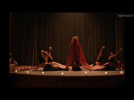 Dancer se burla antes de ir desnudo en el escenario 