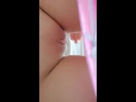 荡妇喜欢爱抚她的猫
