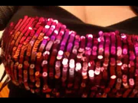 Das arabische Mädchen Dildos ihren Arsch und saugt an ihren großen Titten 