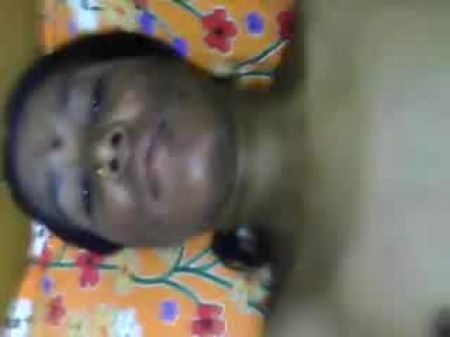 Tía que se pone a tientas su cuerpo desnudo en la cama Wowmoy 