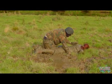 Лара Крофт трахнула в грязи 