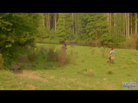 Lara Croft im Schlamm gefickt 