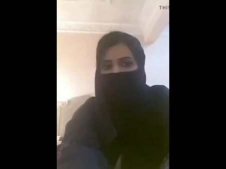 Chica musulmana que muestra grandes tetas 