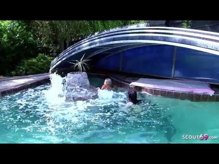 Sexy Stepmom引诱大型自然山雀女同性恋性爱