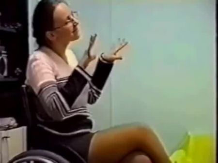 年轻的截瘫女孩抚摸和手淫