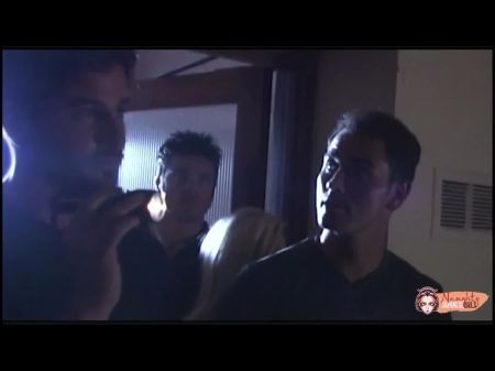 在空的走廊上偷偷摸摸总是让这个乌木女孩想迪克