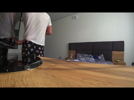 verdadero trampa. Mi esposa y mi vecina se están divirtiendo en mi casa mientras estoy en el trabajo. Sexo anal 