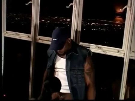 Lusty Black Babe bekommt ihren runden Arsch gepämmert Doggystyle 