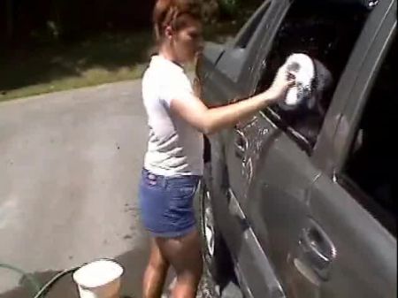 Autowäsche in glänzender Strumpfhose 