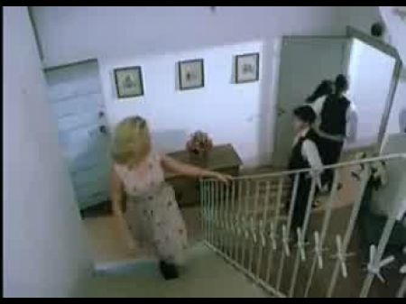 Tía Italiana Seduce Al Amigo Del Sobrino 