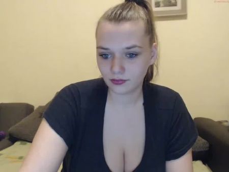 Hermosos ojos azules y enormes tetas lechosas 
