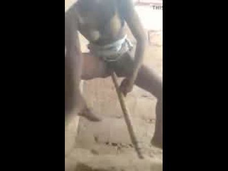 La mujer africana se masturba con una escoba. 