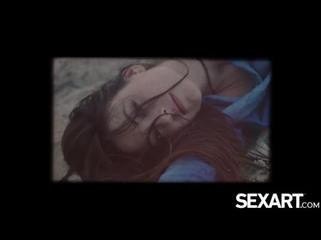 La modelo latina se folla al orgasmo con un gran consolador 