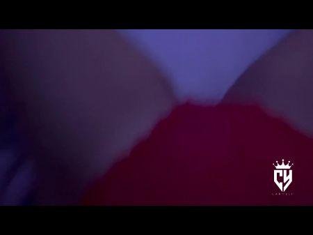 我从聚会上回家，想触摸自己