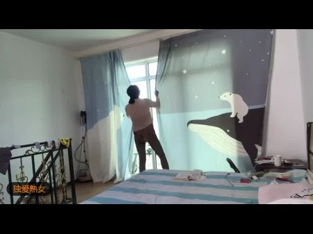 性感内衣的成熟女人玩自拍照