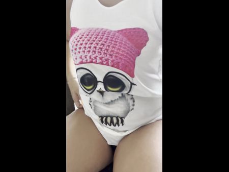 角质阿拉伯女孩指着她的猫茉莉sweetarabic 