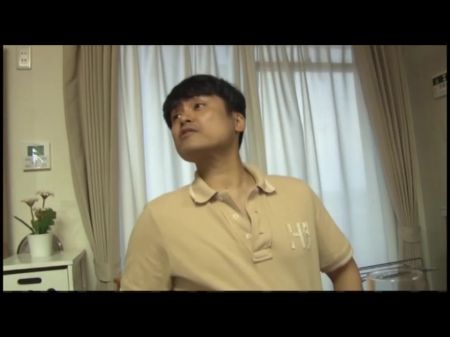 继父在妻子洗澡时进去。3