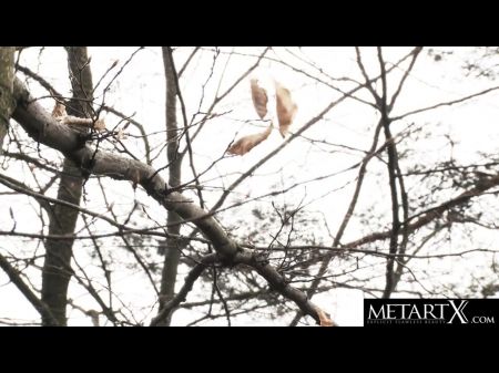 La impresionante modelo Sapphira dedica su jugoso coño junto al fuego 