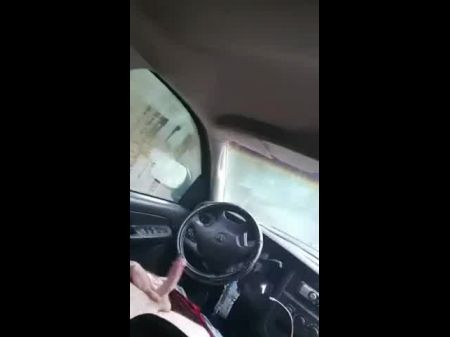 القمامة الجنوبية سخيف في السيارة في يوم ممطر 