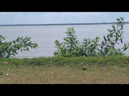 أعتقد ، مع هذه السراويل الداخلية ، كل شيء يبدو أكبر 