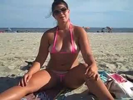 El bikini de Crystal no cubre su culo ni su coño 