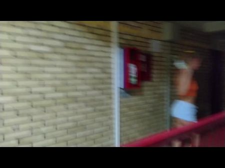 Betrügerische Frau saugte den Schwanz des Nachbarn im Eingang 