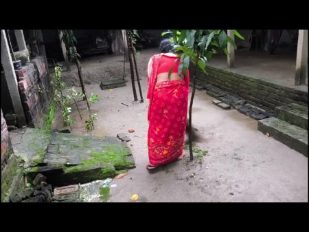 Veo A Mi Paso A La Tía Yendo Al Baño A La Orina, Pero La Agarré Atrás Y Comencé A Follarla 