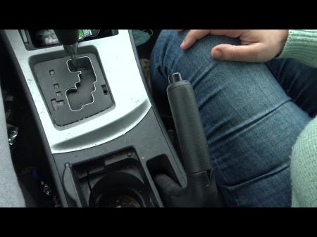 une file algerienne a des relations sexuelles avec un homme plus alter dans sa voiture dans une banlieue de marseille 