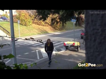Freche Brünette macht riesige Pfütze 