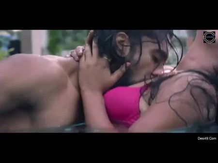 Heißes Paar hat Sex im Schwimmbad 
