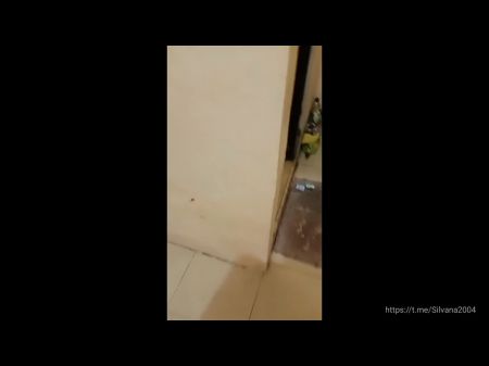 他妈的我在洗澡时被发现在西尔瓦那偷看，但是我被要求和她的部分一起洗个澡。印度尼西亚人