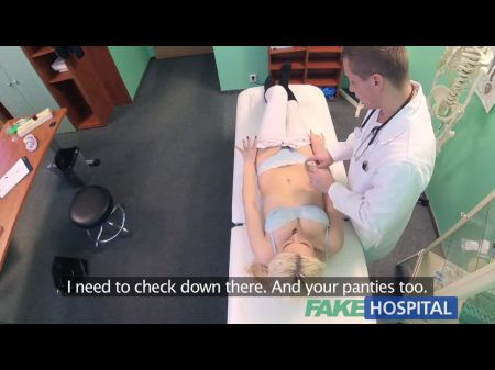 Застенчивый пациент с замачиванием мокрой киски впрыскивает 