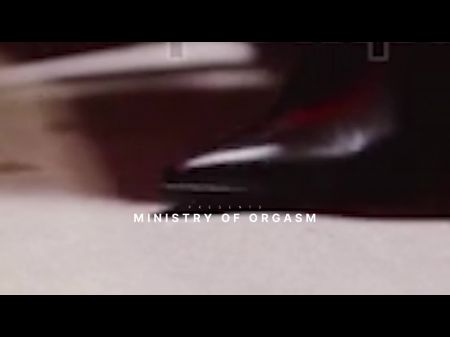 El Ministerio del Orgasmo folló a una joven belleza Swarthy con un gran culo y grandes tetas naturales duro 