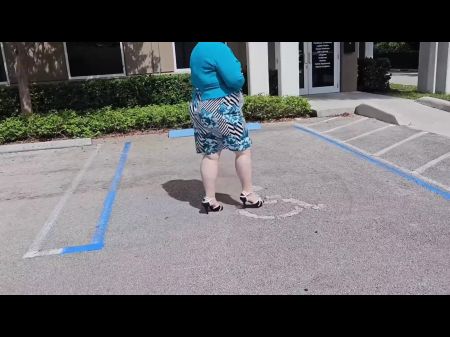 Eu deixei o cara de manutenção ver minhas pernas e ele ficou muito excitado e encheu minha buceta com seu esperma 