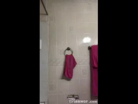 Latina gordinha da manhã mostrando peitos e tomando banho 