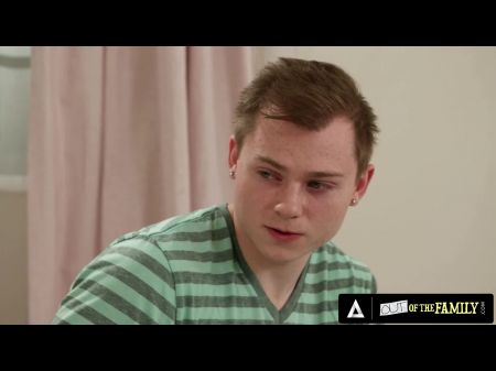 Naughty tetona milf tiene un trío con dos adolescentes y le follan el culo 