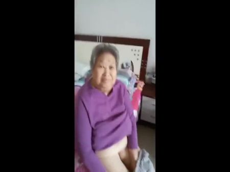 75岁的老亚洲奶奶被搞砸并在未经审查中被卡明