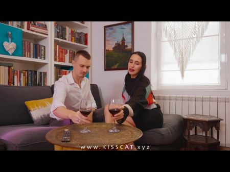 Vollbusige Brünette fickt bis im Inneren. Heißer Sex mit dem besten Freund des Ehemanns 