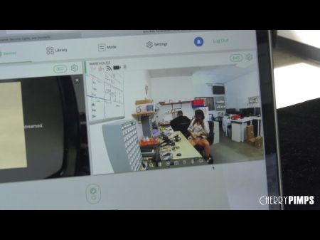 Pedrupas grandes tetas, ladrón, es atrapado robando y su compañero de trabajo la folla para permanecer callada 