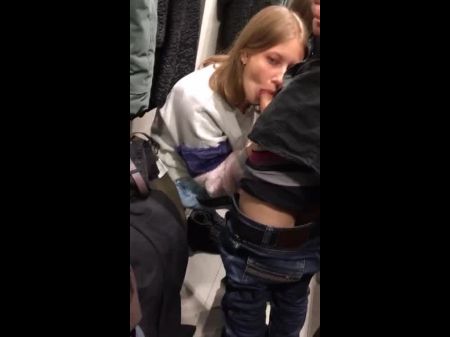 mamada amateur en un vestidor público 